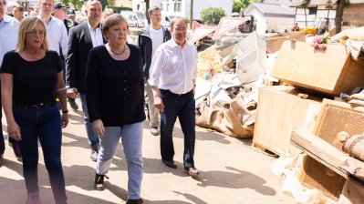 Bundeskanzlerin Angela Merkel und Ministerpräsident Armin Laschet in Bad Münstereifel