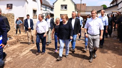 Bundeskanzlerin Angela Merkel und Ministerpräsident Armin Laschet in Bad Münstereifel