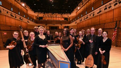 Ministerin Brandes steht mit den Musikerinnen und Musikern von Concerto Köln auf der Konzertbühne