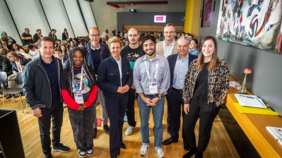(v.l.n.r.) Lars Ricken, Schülerin Romance Bassingha, Carsten Cramer (BVB-Marketinggeschäftsführer), Ministerin Ina Brandes, Auszubildener Siyar Aslan, Milad Tabesch (Initiative „Ruhrpott für Europa“), Guido Hitze (Leiter Landeszentrale für politische Bildung), Manuel Neukirchner, Poetry Slammerin Sandra da Vina