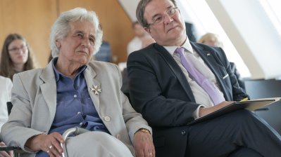 Ministerpräsident Armin Laschet zeichnet Anita Lasker-Wallfisch mit dem Verdienstorden des Landes Nordrhein-Westfalen aus