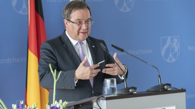 Ministerpräsident Armin Laschet zeichnet Anita Lasker-Wallfisch mit dem Verdienstorden des Landes Nordrhein-Westfalen aus