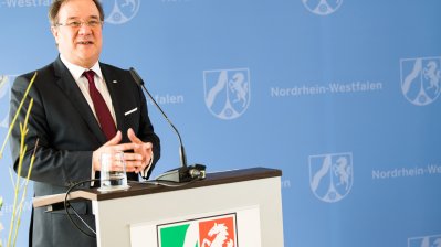 Ministerpräsident Armin Laschet steht am Rednerpult und ehrt die Oliympia-Teilnehmer.