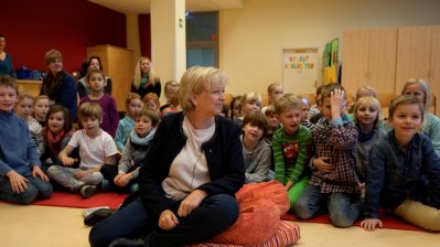 Ministerpräsidentin Hannelore Kraft liest in der Hölterschule in Mülheim a.d.R. vor, 21.11.2014