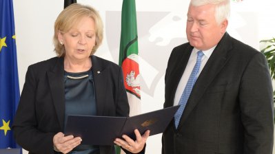 Ministerpräsidentin Hannelore Kraft überreicht den Bundesverdienstorden an Dr. Klaus Engel, 24.02.2014