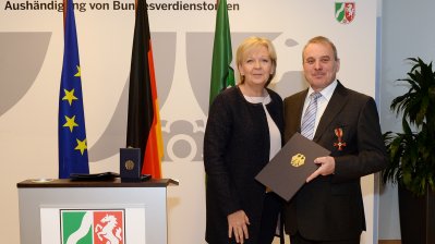 Ministerpräsidentin Hannelore Kraft überreicht Bundesverdienstorden an Albert Ritter, 13.12.2013