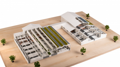Die Ansicht von Oben eines Stall-Modellbaus auf einem Holzbrett