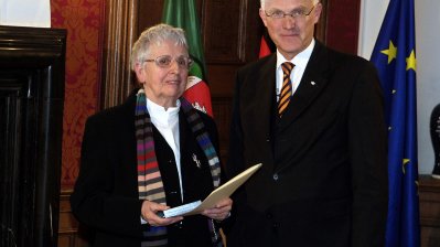 Verleihung des Verdienstordens des Landes Nordrhein-Westfalen an Helga Schlapka