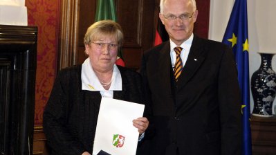 Verleihung des Verdienstordens des Landes Nordrhein-Westfalen an Dr. Annemarie Schraps