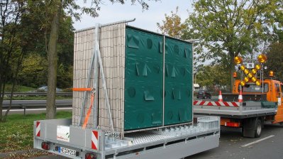 Das Foto zeigt mobile Sichtschutzzäune gegen Schaulustige an Unfallstellen auf einem Lkw Anhänger