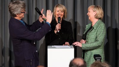 Das Bild zeigt Wim Wenders (links) und Ministerpräsidentin Kraft (rechts). 