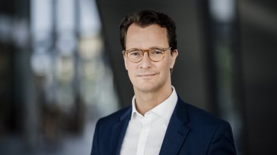 Ministerpräsident Hendrik Wüst lächelt in die Kamera