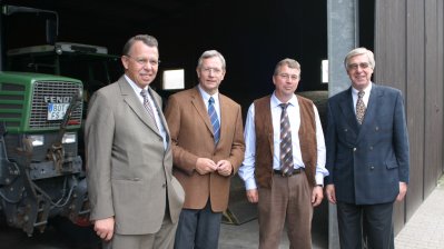 Minister Uhlenberg unterzeichnet Vereinbarung mit Verbänden