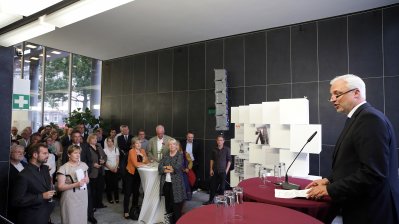 Garreilt Duin spricht an einem Podiumstisch zu einem Publikum
