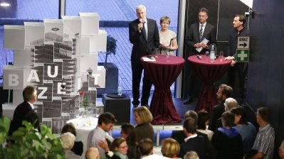 Garreilt Duin spricht an einem Podiumstisch zu einem Publikum