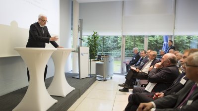 Das Foto zeigt Wirtschaftsminister Duin bei seiner Rede während der Kommunalkonferenz zum Breitbandausbau
