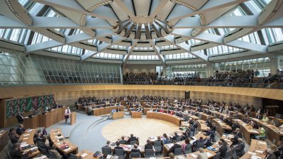 Abgeordnete im Plenarsaal des NRW-Landtags
