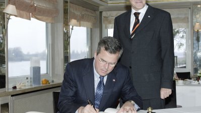 Eintrag ins Gästebuch der Landesregierung