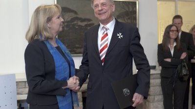 Ministerpräsidentin Hannelore Kraft verleiht den Verdienstorden des Landes Nordrhein-Westfalen an Botschafter a.D. Avi Primor