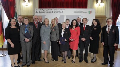 Ministerpräsidentin überreicht Bundesverdienstorden an 14 Bürgerinnen und Bürger aus Nordrhein-Westfalen, 01.02.2012