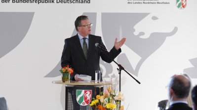 Ministerpräsidentin überreicht Bundesverdienstorden an 14 Bürgerinnen und Bürger aus Nordrhein-Westfalen, 01.02.2012