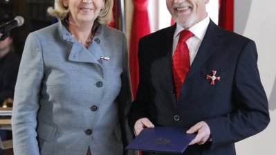 Ministerpräsidentin überreicht Bundesverdienstorden an 14 Bürgerinnen und Bürger aus Nordrhein-Westfalen, 01.02.2012