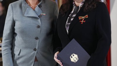 Ministerpräsidentin überreicht Bundesverdienstorden an 14 Bürgerinnen und Bürger aus Nordrhein-Westfalen, 01.02.2012