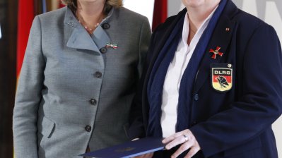 Ministerpräsidentin überreicht Bundesverdienstorden an 14 Bürgerinnen und Bürger aus Nordrhein-Westfalen, 01.02.2012