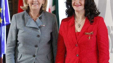 Ministerpräsidentin überreicht Bundesverdienstorden an 14 Bürgerinnen und Bürger aus Nordrhein-Westfalen, 01.02.2012