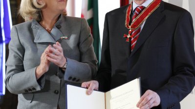 Ministerpräsidentin überreicht Bundesverdienstorden an 14 Bürgerinnen und Bürger aus Nordrhein-Westfalen, 01.02.2012