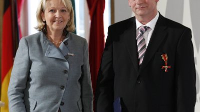 Ministerpräsidentin überreicht Bundesverdienstorden an 14 Bürgerinnen und Bürger aus Nordrhein-Westfalen, 01.02.2012