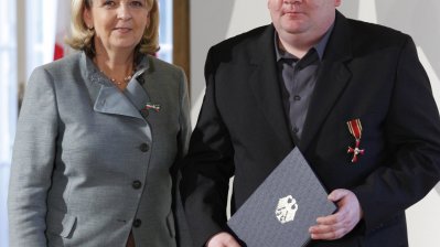 Ministerpräsidentin überreicht Bundesverdienstorden an 14 Bürgerinnen und Bürger aus Nordrhein-Westfalen, 01.02.2012