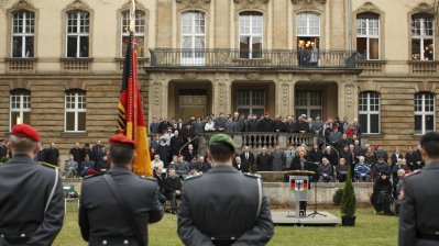 Ministerpräsidentin Hannelore Kraft verleiht Fahnenband an nordrhein-westfälisches Landeskommando der Bundeswehr in Düsseldorf, 12.03.2012