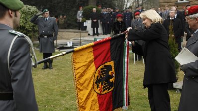 Ministerpräsidentin Hannelore Kraft verleiht Fahnenband an nordrhein-westfälisches Landeskommando der Bundeswehr in Düsseldorf, 12.03.2012