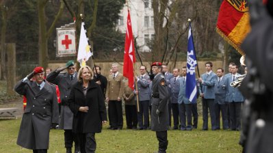 Ministerpräsidentin Hannelore Kraft verleiht Fahnenband an nordrhein-westfälisches Landeskommando der Bundeswehr in Düsseldorf, 12.03.2012