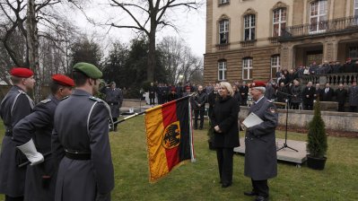 Ministerpräsidentin Hannelore Kraft verleiht Fahnenband an nordrhein-westfälisches Landeskommando der Bundeswehr in Düsseldorf, 12.03.2012