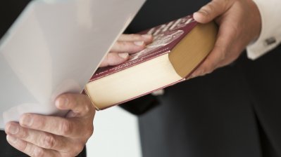 Kardinal Woelki leistet Treueeid auf die freiheitlich-demokratische Grundordnung, 18.09.2014