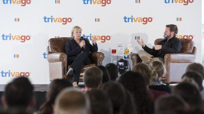 Ministerpräsidentin Kraft und Rolf Schrömgens sitzen auf Ledersesseln während einer Podiumsdiskussion