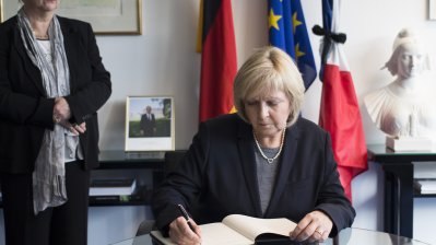 Ministerpräsidentin Hannelore Kraft trägt sich in das Kondolenzbuch des französischen Generalkonsulats in Düsseldorf ein