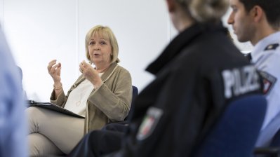 Ministerpraesidentin Hannelore Kraft spricht mit Polizistinnen und Polizisten