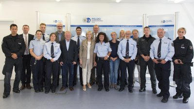 Gruppenfoto mit Ministerpräsidentin Hannelore Kraf und Polizistinnen und Polizisten