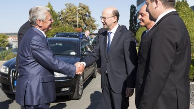 Der Bundespräsident wird auf dem Parkplatz von Franz-Josef Lersch-Mense begrüßt