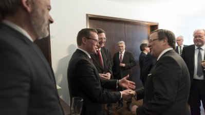 Ministerpräsident Armin Laschet im Gespräch mit Wirtschaftsvertretern aus Deutschland und Belgien