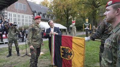 Ministerpräsident Laschet verleiht das Fahnenband des Landes NRW