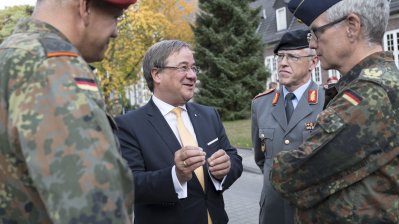 Ministerpräsident Laschet verleiht das Fahnenband des Landes NRW