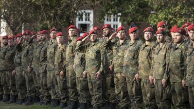 Ministerpräsident Laschet verleiht das Fahnenband des Landes NRW