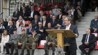 Ministerpräsident Laschet verleiht das Fahnenband des Landes NRW