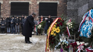 Ministerpräsident Armin Laschet gedenkt in Auschwitz den Opfern des Holocaust