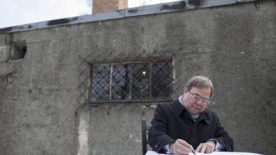 Ministerpräsident Armin Laschet gedenkt in Auschwitz den Opfern des Holocaust