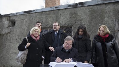 Ministerpräsident Armin Laschet gedenkt in Auschwitz den Opfern des Holocaust